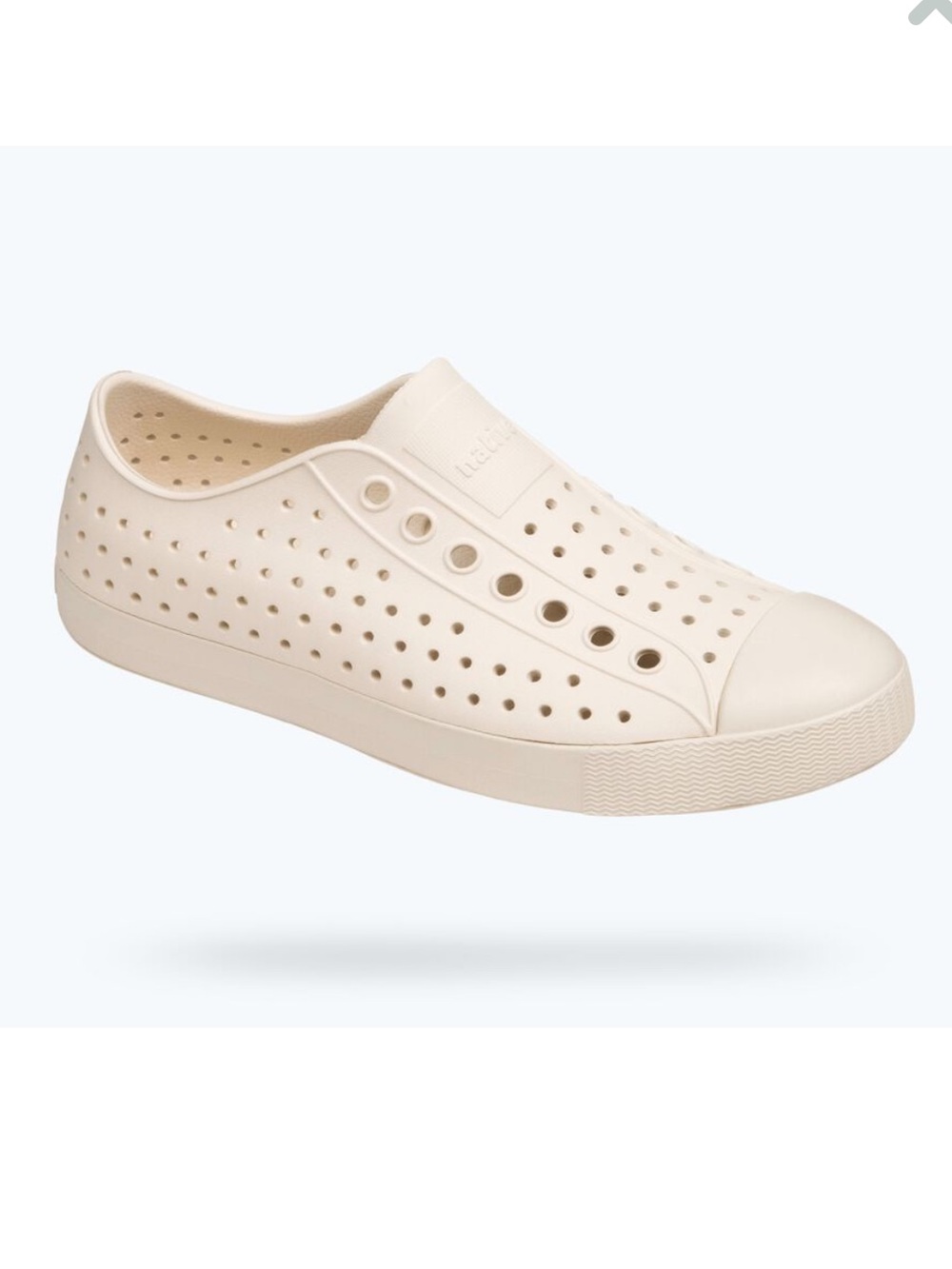 Native Jefferson Lightweight Perforated Slip-Ons in Cream NWT